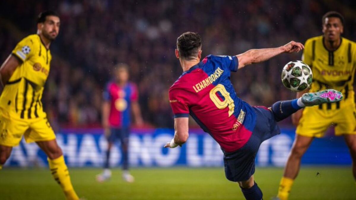 Robert Lewandowski marcó doblete en el duelo entre Barcelona y Borussia Dortmund.