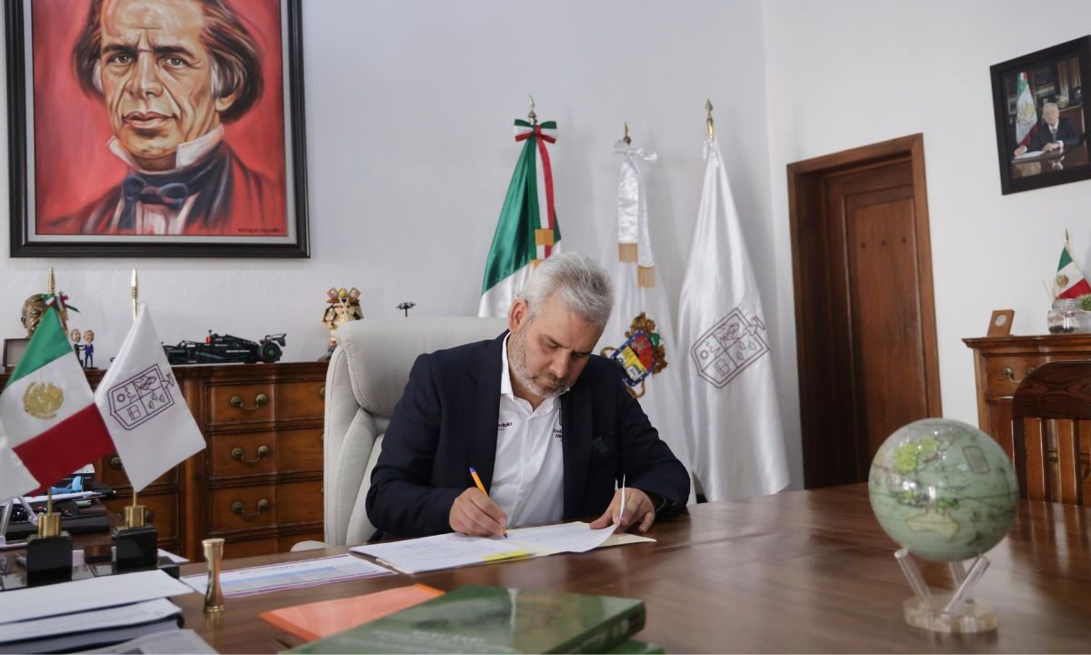 Alfredo Ramírez, gobernador de Michoacán, firmó y publicó un decreto que prohíbe la apología del delito en eventos públicos en la entidad.