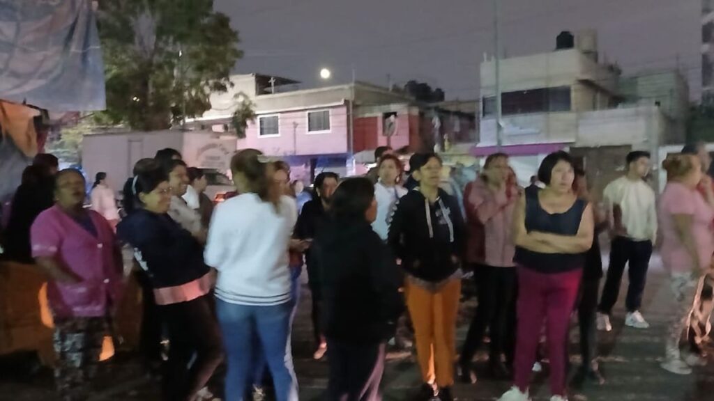 Bloquean puente Los Rosales vecinos de Chimalhuacán por falta de agua. Noticias en tiempo real