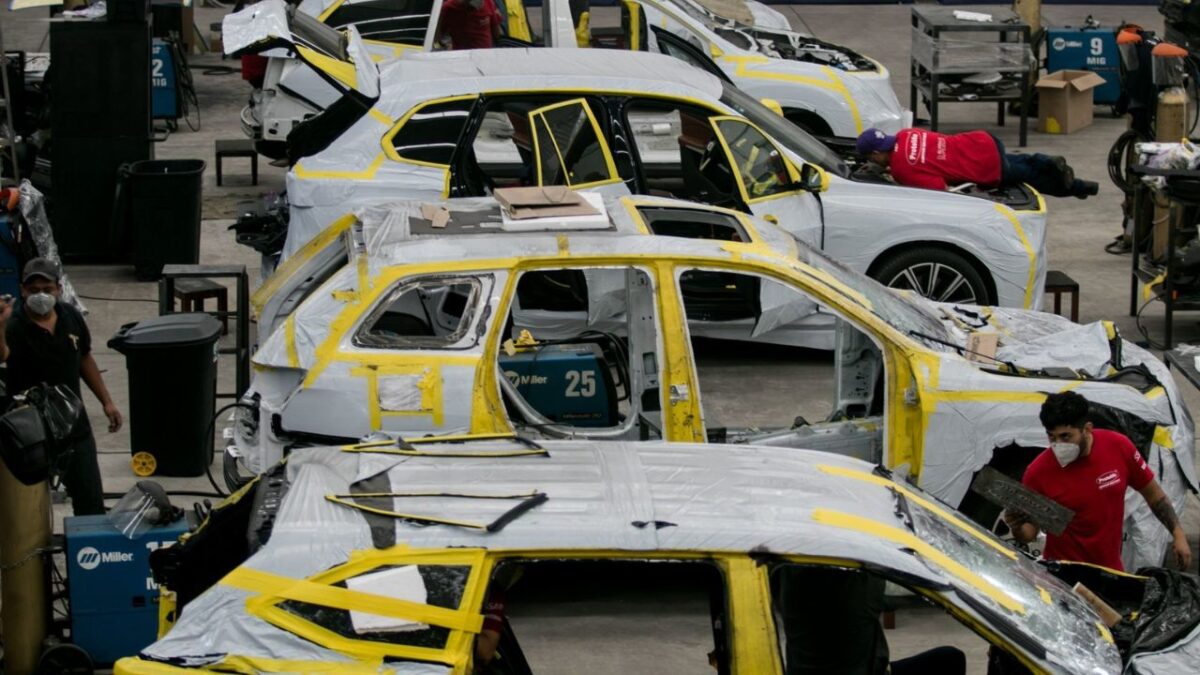 Durante marzo, la producción de autos ligeros disminuyó 0.8% a tasa mensual. Ese pobre resultado revierte el avance de 0.3% registrado en febrero.