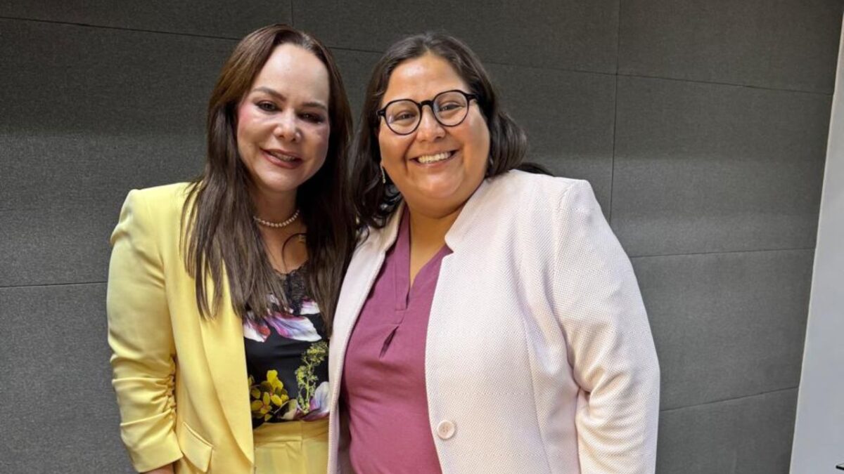 Canturosas Villarreal es uno de los cuatro alcaldes elegidos a nivel nacional; aquí, junto a la secretaria de las Mujeres, Citlalli Hernández.