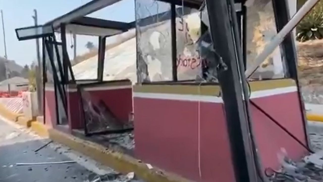 Presuntos alumnos de Ayotzinapa dañan caseta de Palo Blanco