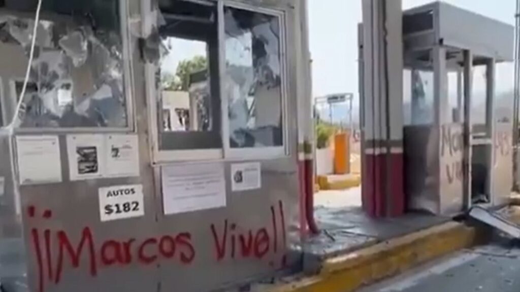 Presuntos alumnos de Ayotzinapa dañan caseta de Palo Blanco. Noticias en tiempo real