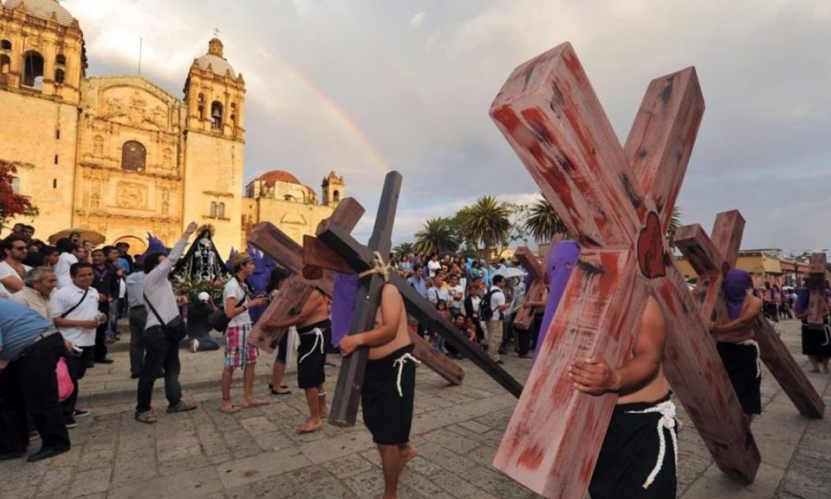 La capital oaxaqueña y taxco, en Guerrero, destacan por sus procesiones del silencio.