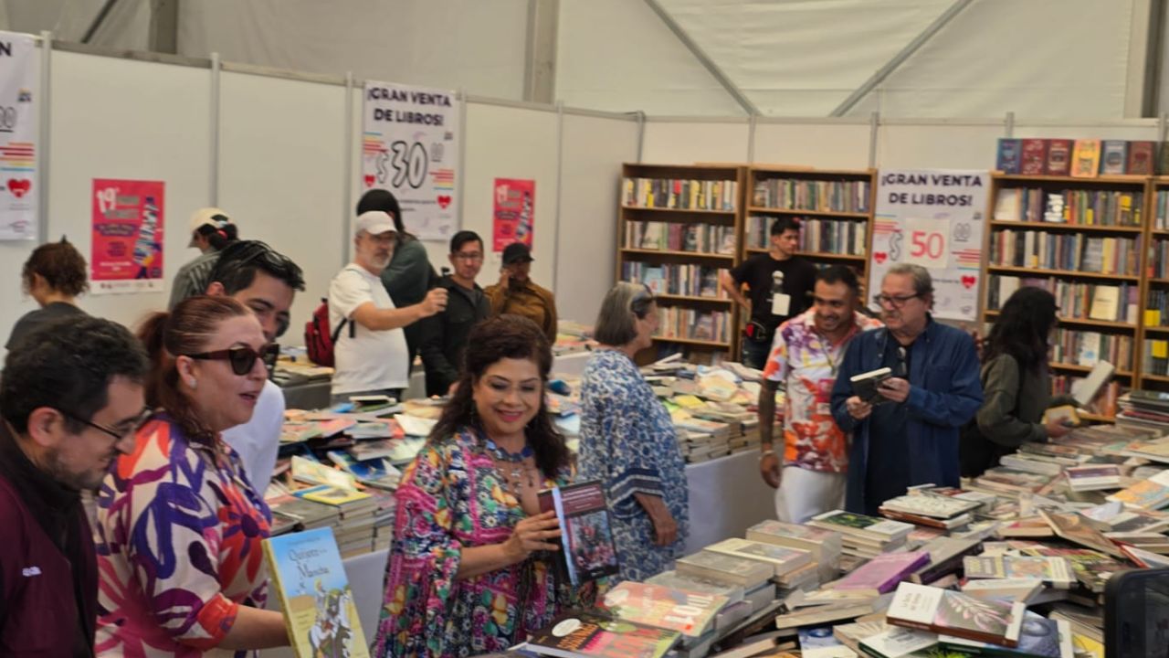 Clara Brugada en el Gran Remate de Libros