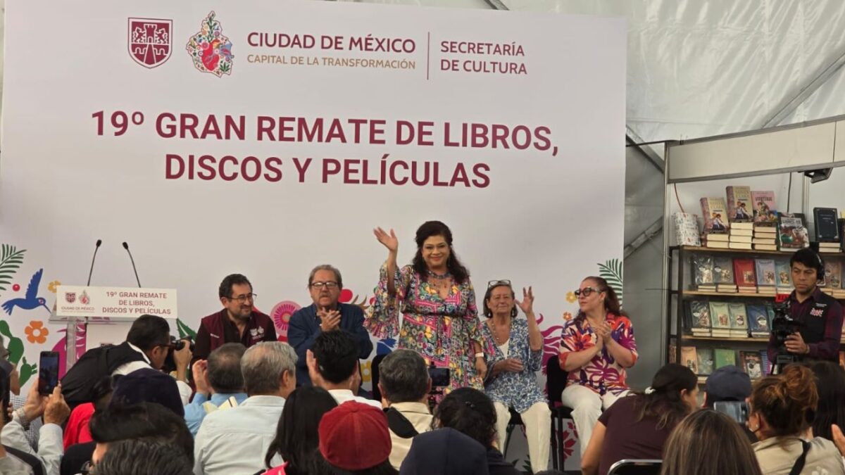 Clara Brugada, encabezó la inauguración del 19 Gran Remate de Libros en el Monumento a la Revolución