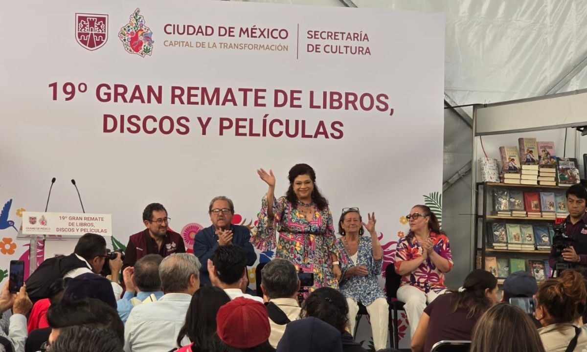 Clara Brugada, encabezó la inauguración del 19 Gran Remate de Libros en el Monumento a la Revolución
