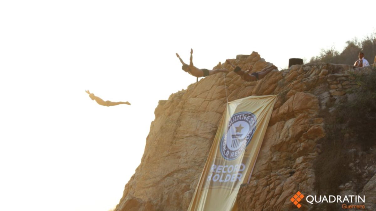 Los clavadistas de La Quebrada, en el puerto de Acapulco, recibieron el Récord Guinness por el clavado de cabeza más alto del mundo.