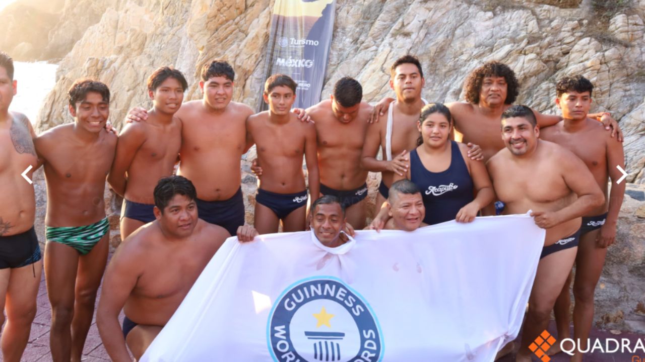 Los clavadistas de La Quebrada, en el puerto de Acapulco, recibieron el Récord Guinness por el clavado de cabeza más alto del mundo.