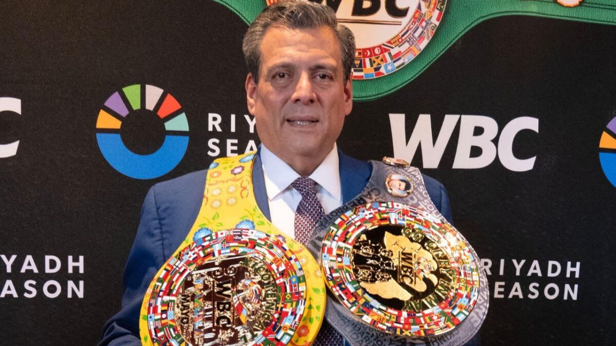Saúl Álvarez es el peleador con más cinturones conmemorativos que ha entregado el CMB desde la edición Huichol I que se entregó en 2017 tras ganarle a Julio César Chávez Jr