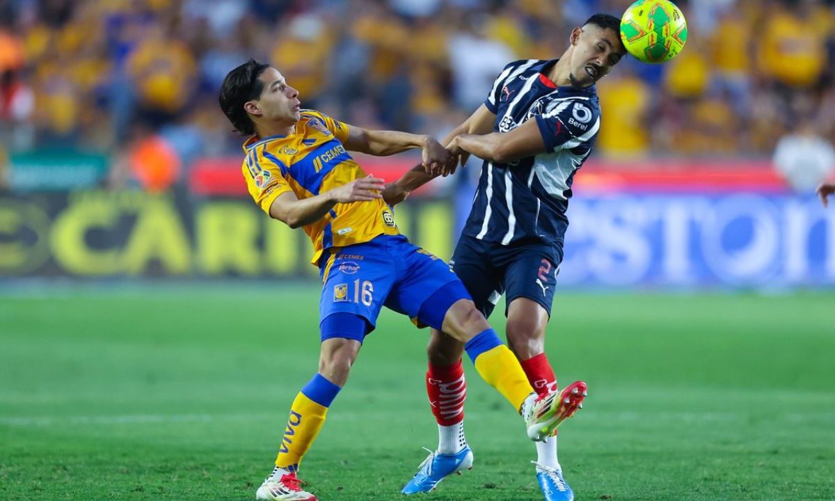 Tigres de la UANL sacó el triunfo en casa ante Monterrey en un clásico regio que remontó gracias a su perseverancia y algunas expulsiones.
