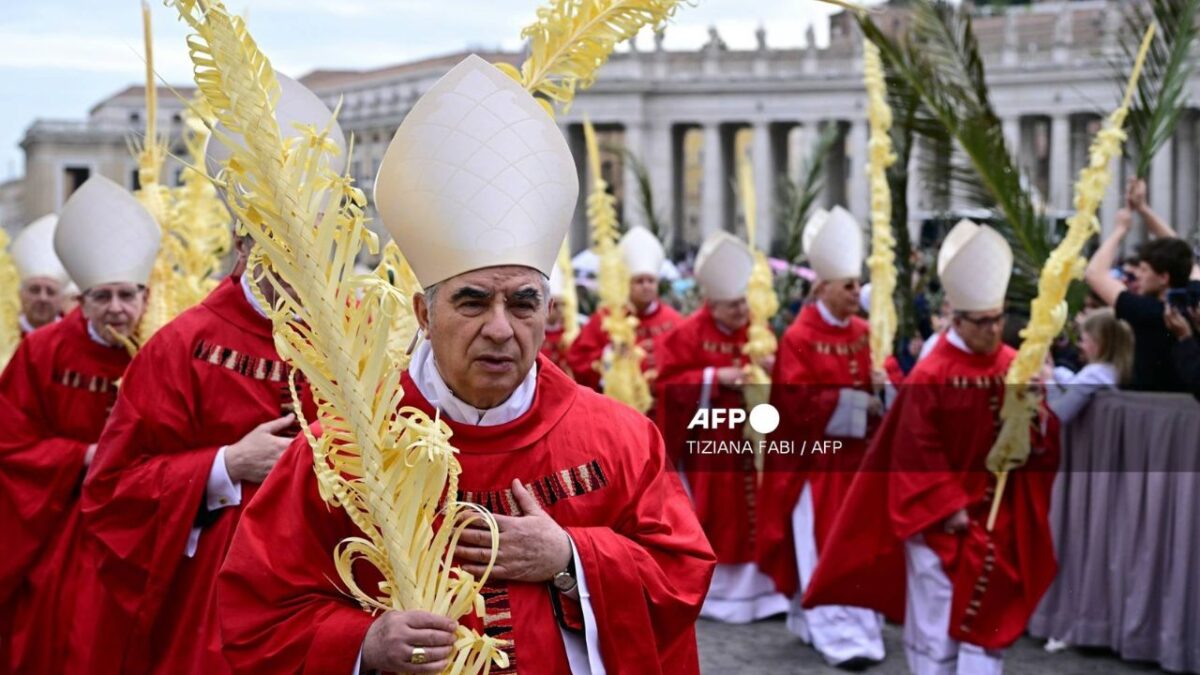 El cardenal Angelo Becciu, a quien el Papa Francisco le quitó el voto en el Cónclave por fraude, insiste en participar en la elección.