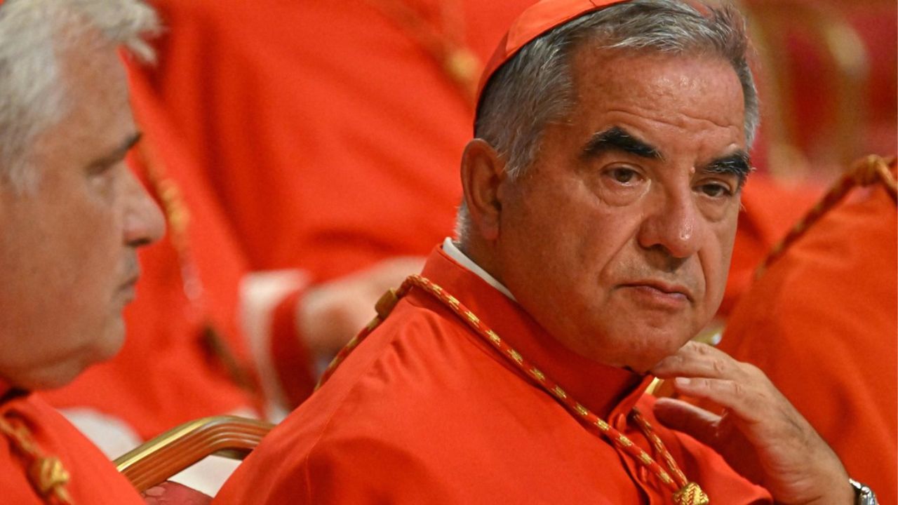 El cardenal Angelo Becciu, a quien el Papa Francisco le quitó el voto en el Cónclave por fraude, insiste en participar en la elección.