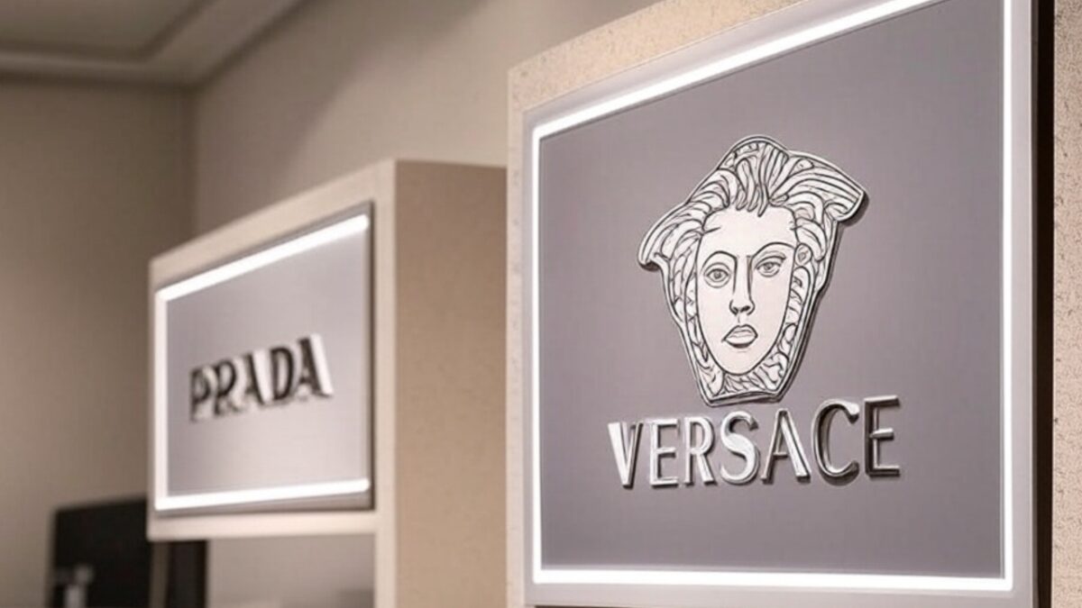 Después de meses de rumores, Grupo Prada compra a Versace