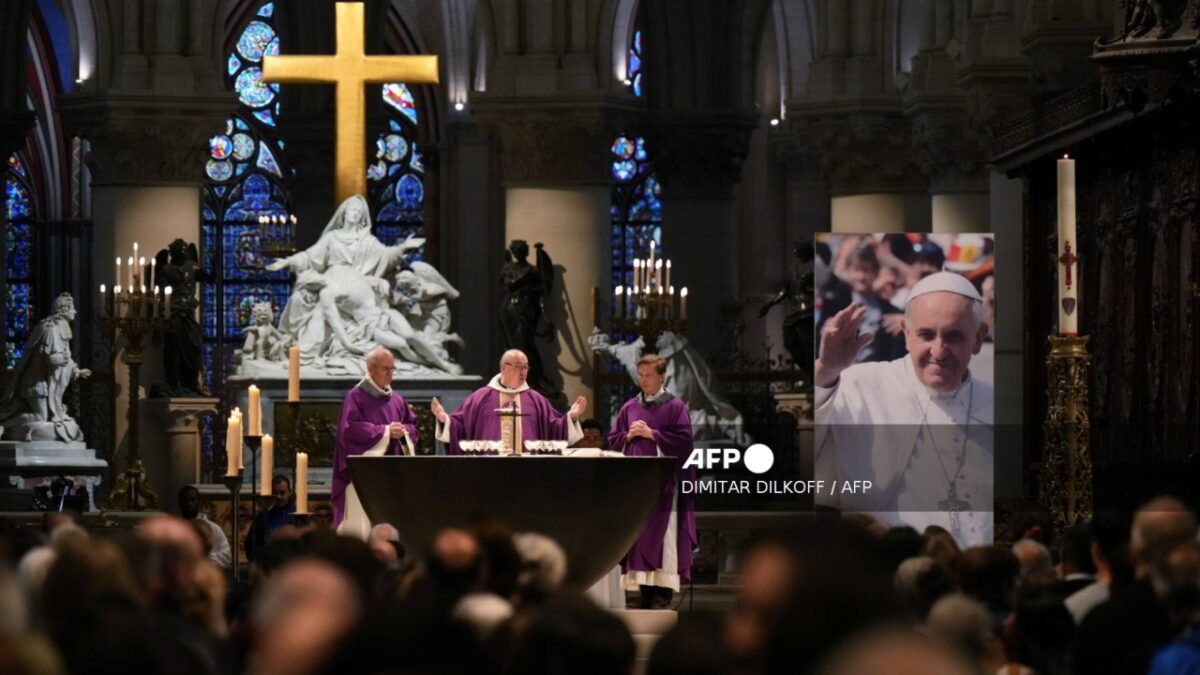 Fieles y turistas lamentan muerte del papa Francisco