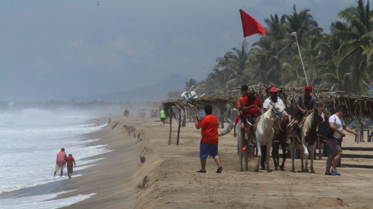 Autoridades de Guerrero informaron que para este sábado 12 de abril continuará el Mar de Fondo en costas del estado.