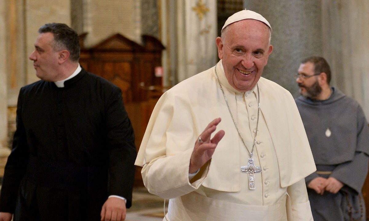 Este lunes 21 de abril se dio a conocer la muerte del papa Francisco. Esto unas horas después de ofrecer una misa por el Domingo de Pascua.