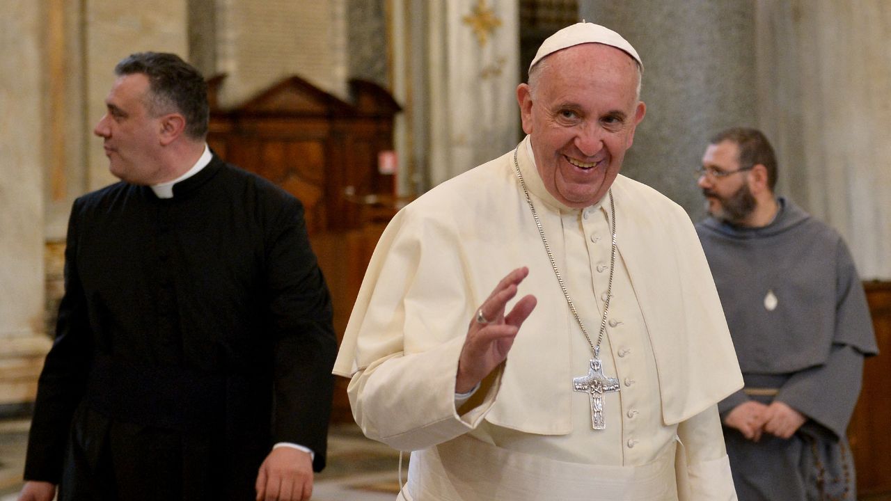 Este lunes 21 de abril se dio a conocer la muerte del papa Francisco. Esto unas horas después de ofrecer una misa por el Domingo de Pascua.