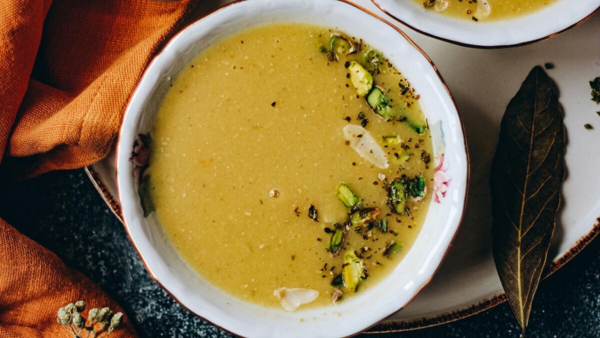 En los últimos meses se ha hablado mucho del caldo de huesos y sus beneficios pero ¿qué es este alimento y cómo es que ha cobrado popularidad?