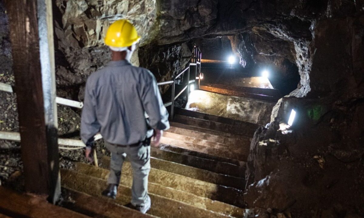 Trabajador baja en la cuna de la humanidad