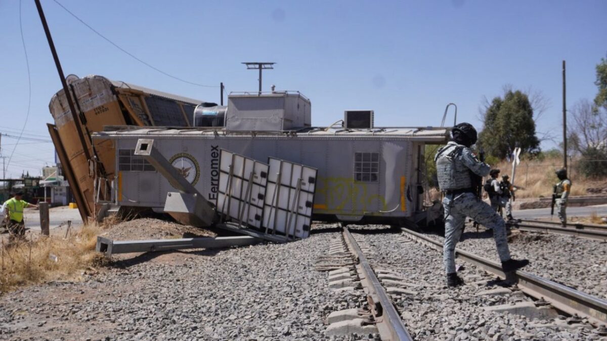 Tres vagones, uno de ellos de la Guardia Nacional, de un tren descarrilaron en la capital de Zacatecas.