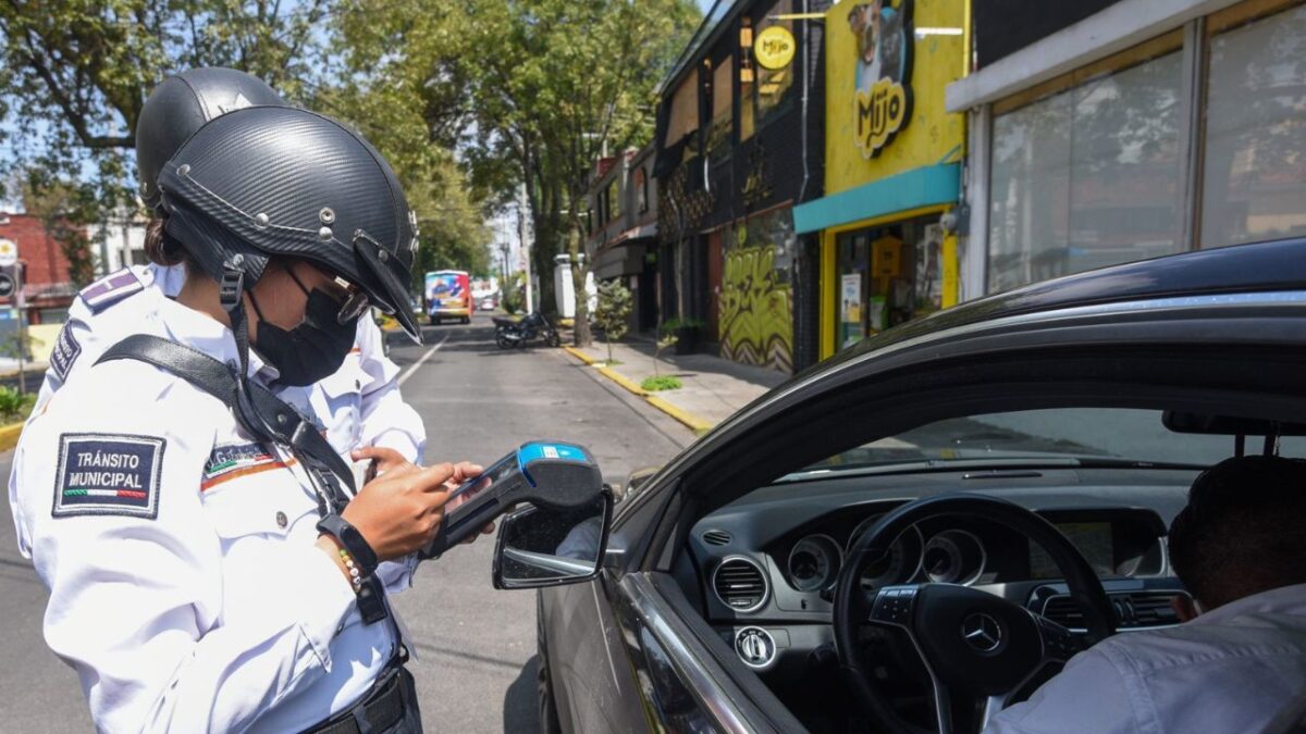 Las multas de tránsito en Ecatepec siguen suspendidas, advirtió el secretario del ayuntamiento, Faustino de la Cruz Pérez, tras rumores.