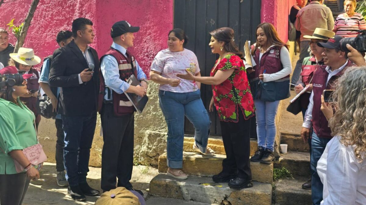 Clara Brugada con habitantes de la alcaldía Álvaro Obregón.