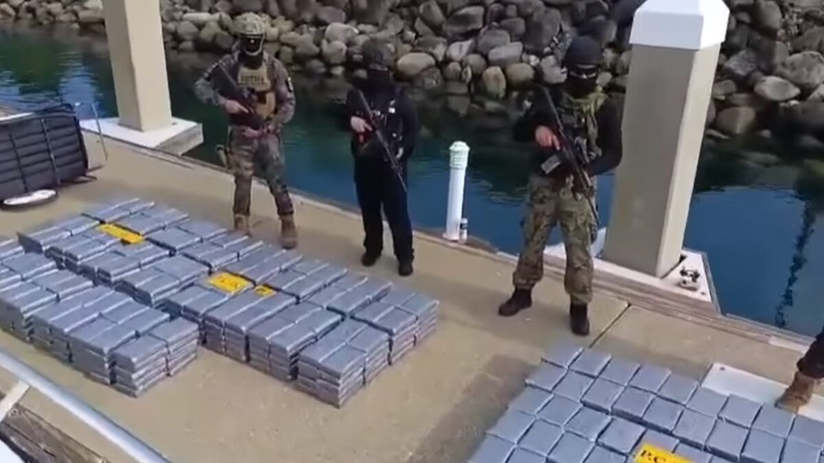 Decomisan 840 kilos de droga en yate de lujo en Costa Rica; iban a bordo tres mexicanos que quedaron detenidos.