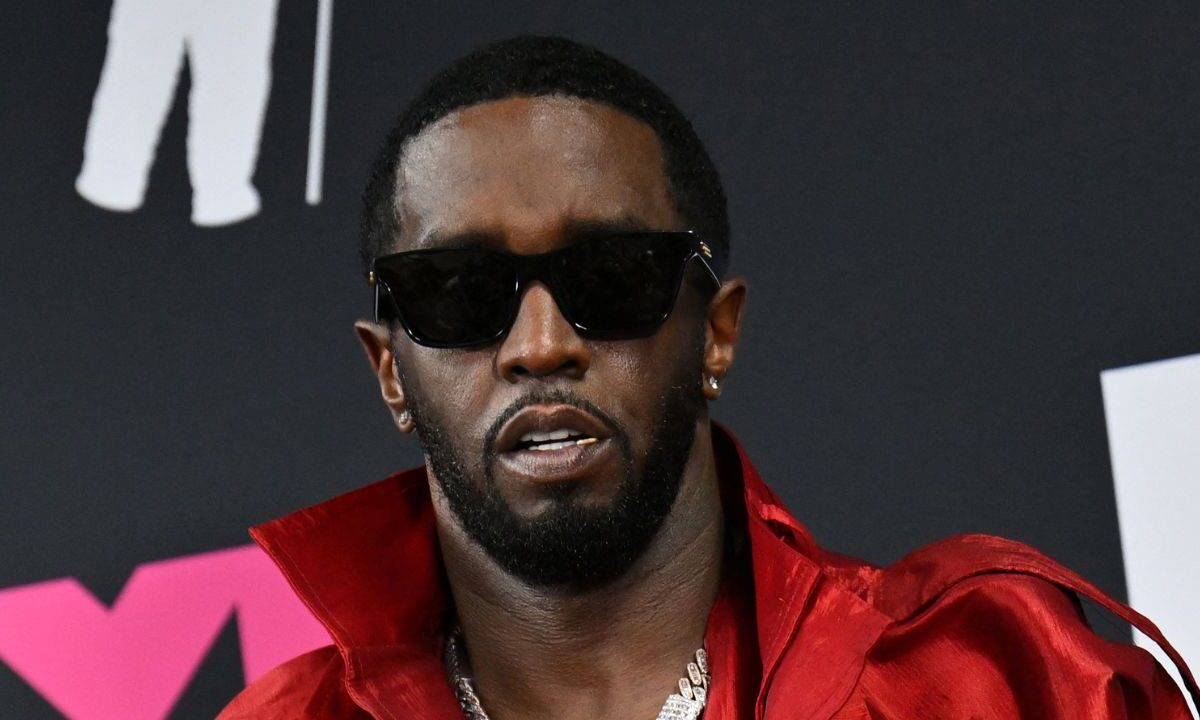 El rapero Sean "Diddy" Combs se declaró este lunes no culpable de dos nuevas acusaciones que se suman a otras tres existentes por chantaje, tráfico sexual y transporte para ejercer la prostitución que le sentarán en el banquillo de la justicia a partir de mayo.