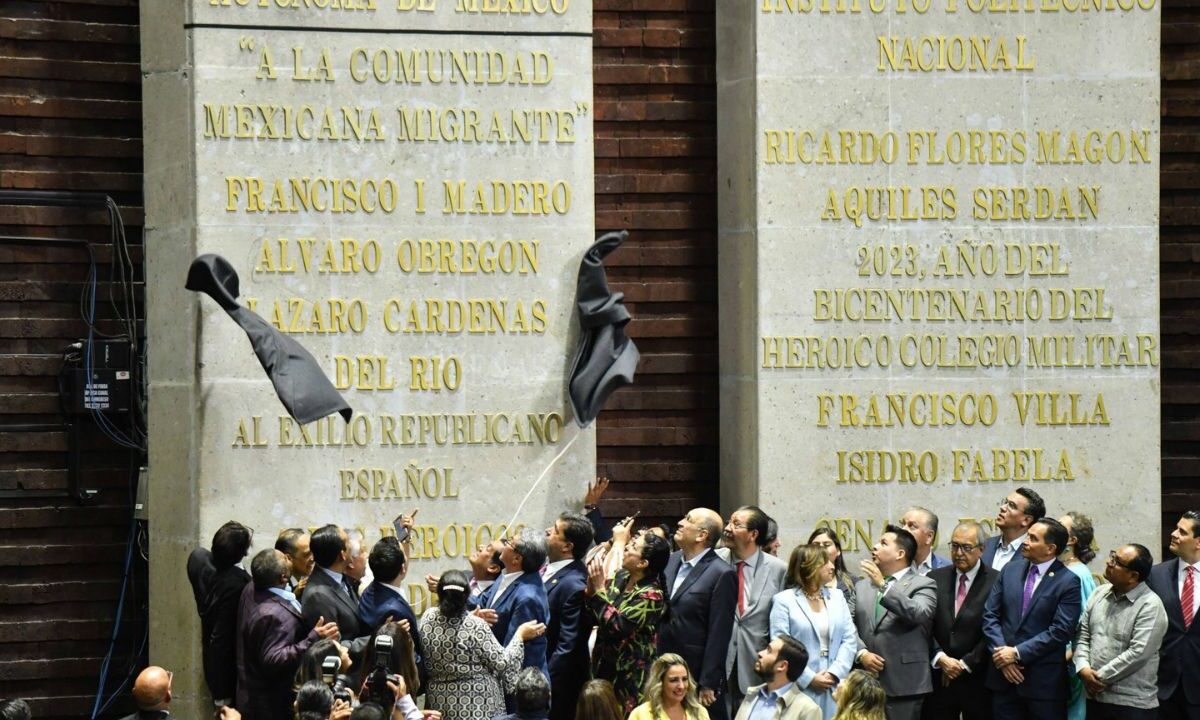 La Cámara de Diputados develó inscribió en letras de oro "a la comunidad migrante", en el muro de Honor del salón de sesiones.