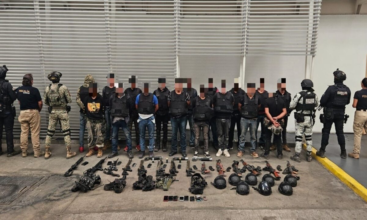 17 personas detenidas y 14 fusiles asegurados en Michoacán.