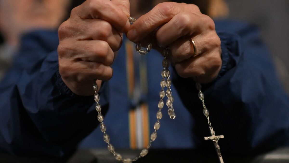 La vitrina que solía mostrar las tres sotanas antes de ser enviadas al Vaticano, hoy exhibe un casquete solitario, que encargó Francisco pero nunca usó.