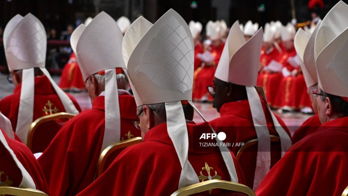 El cardenal Angelo Becciu acusado de fraude financiero en el Vaticano comunicó su decisión de no participar en el próximo Cónclave.