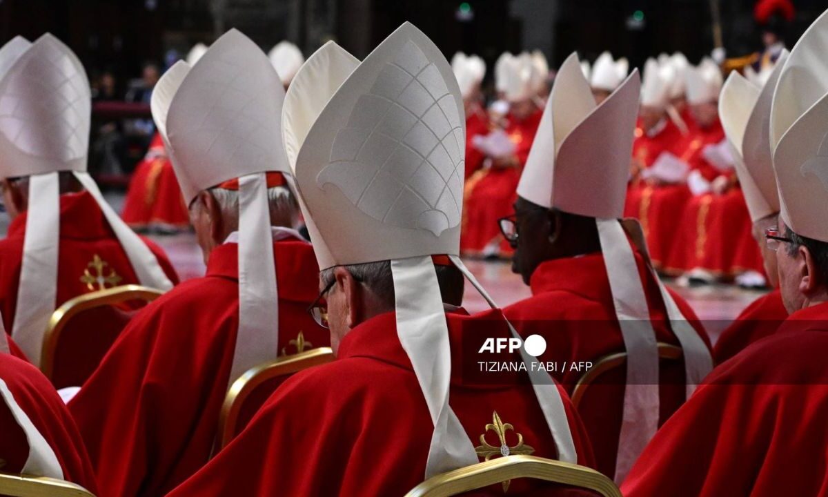 El cardenal Angelo Becciu acusado de fraude financiero en el Vaticano comunicó su decisión de no participar en el próximo Cónclave.
