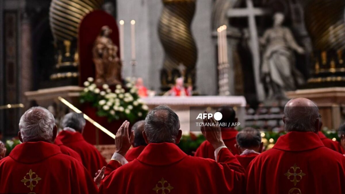 El cardenal Angelo Becciu acusado de fraude financiero en el Vaticano comunicó su decisión de no participar en el próximo Cónclave.