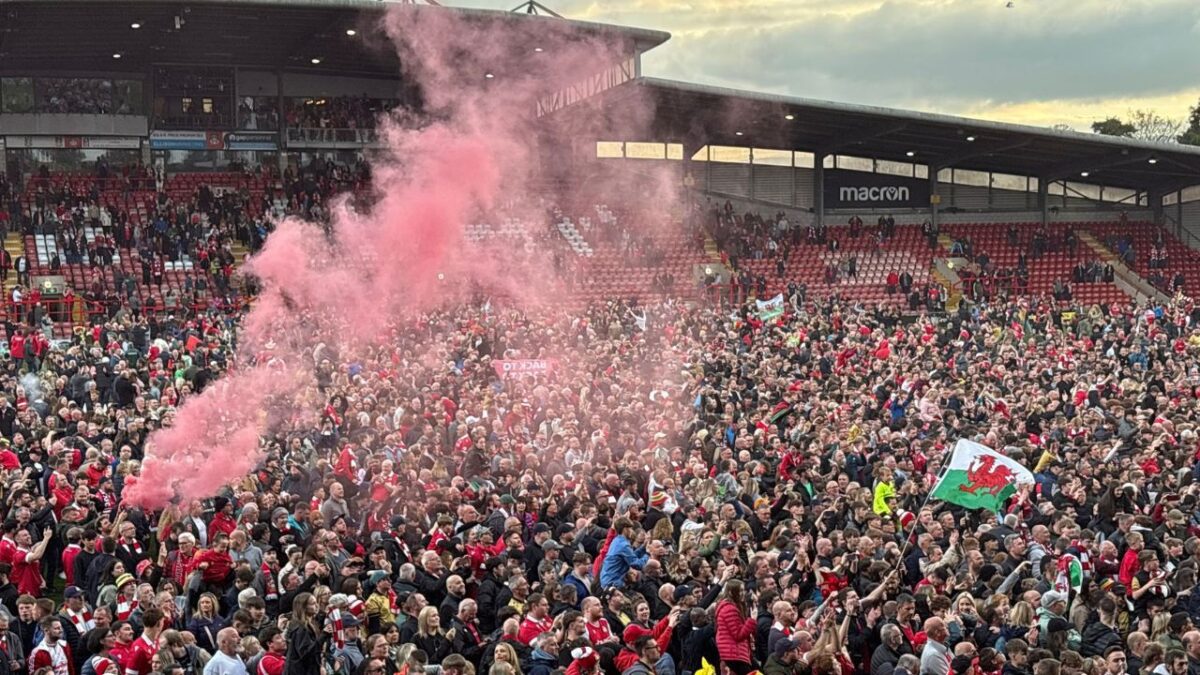 El Wrexham de Ryan Reynolds y Ron McElhenney ascienden a la Championship
