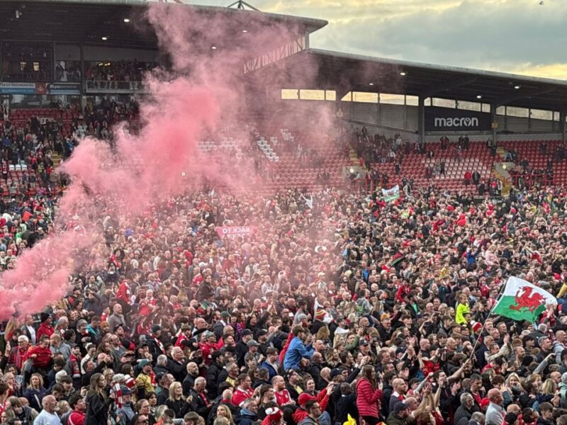 El Wrexham de Ryan Reynolds y Ron McElhenney asciende a la Championship