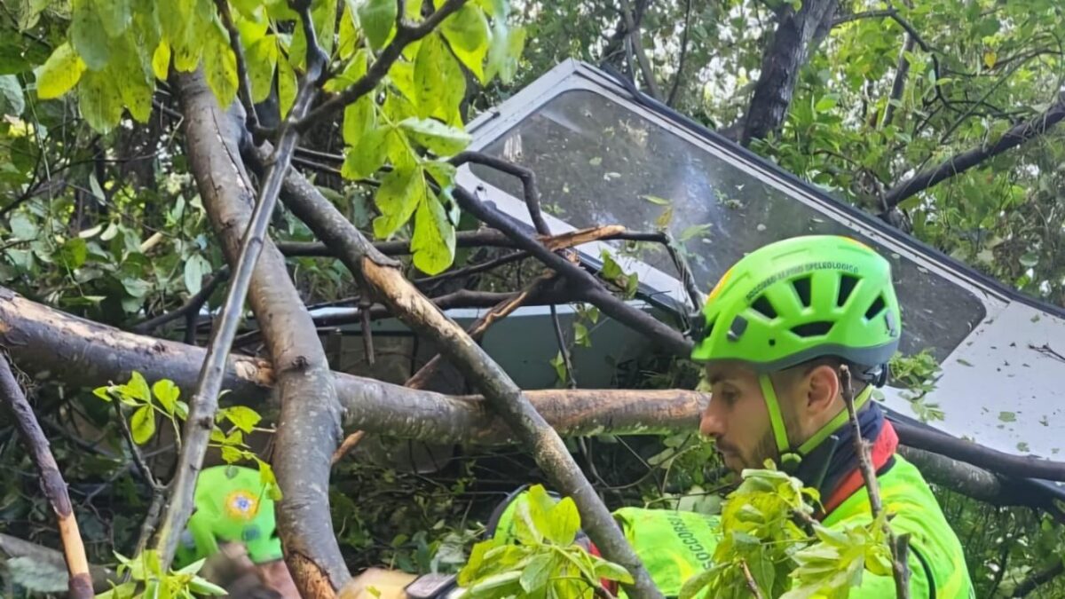 Durante este jueves en la zona de Monte Faito en Nápoles, Italia, un teleférico cayó dejando como saldo cuatro personas muertas.