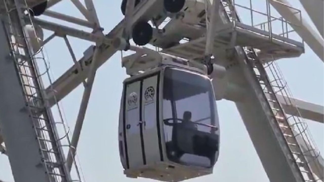 Rueda del Parque Aztlán sufre apagón; quedan atrapados y suspendidos en los aires los visitantes.