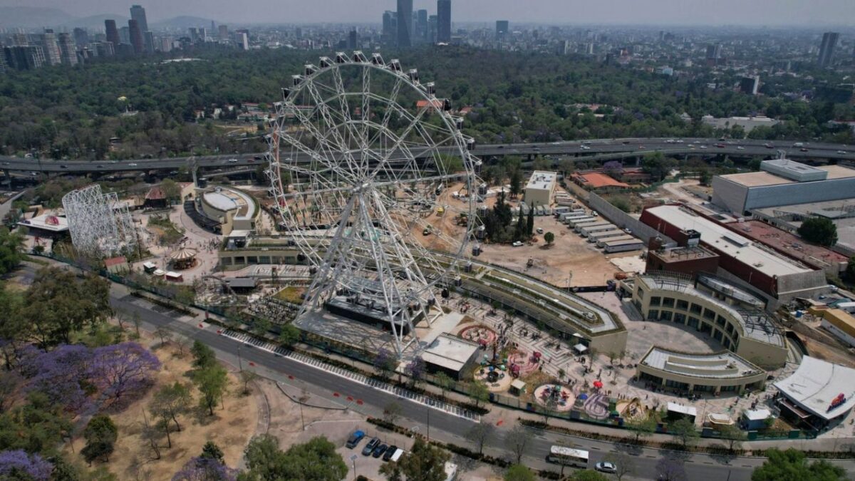 Rueda del Parque Aztlán sufre apagón; quedan atrapados y suspendidos en los aires los visitantes.