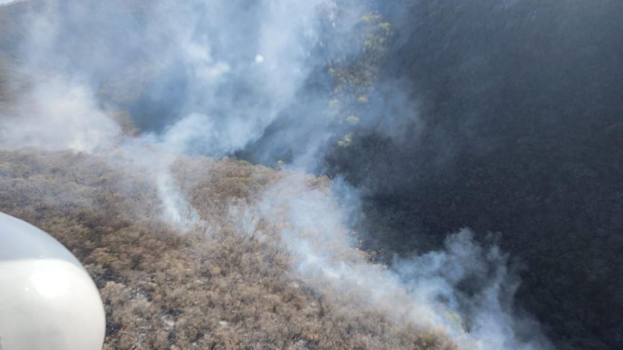 La Secretaría de Marina apoya en el control de 2 incendios forestales que se registran en dos municipios del estado de Oaxaca.