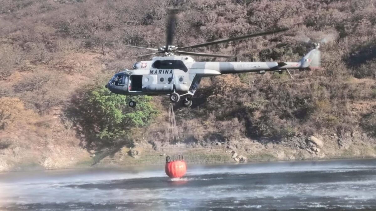 La Secretaría de Marina apoya en el control de 2 incendios forestales que se registran en dos municipios del estado de Oaxaca.