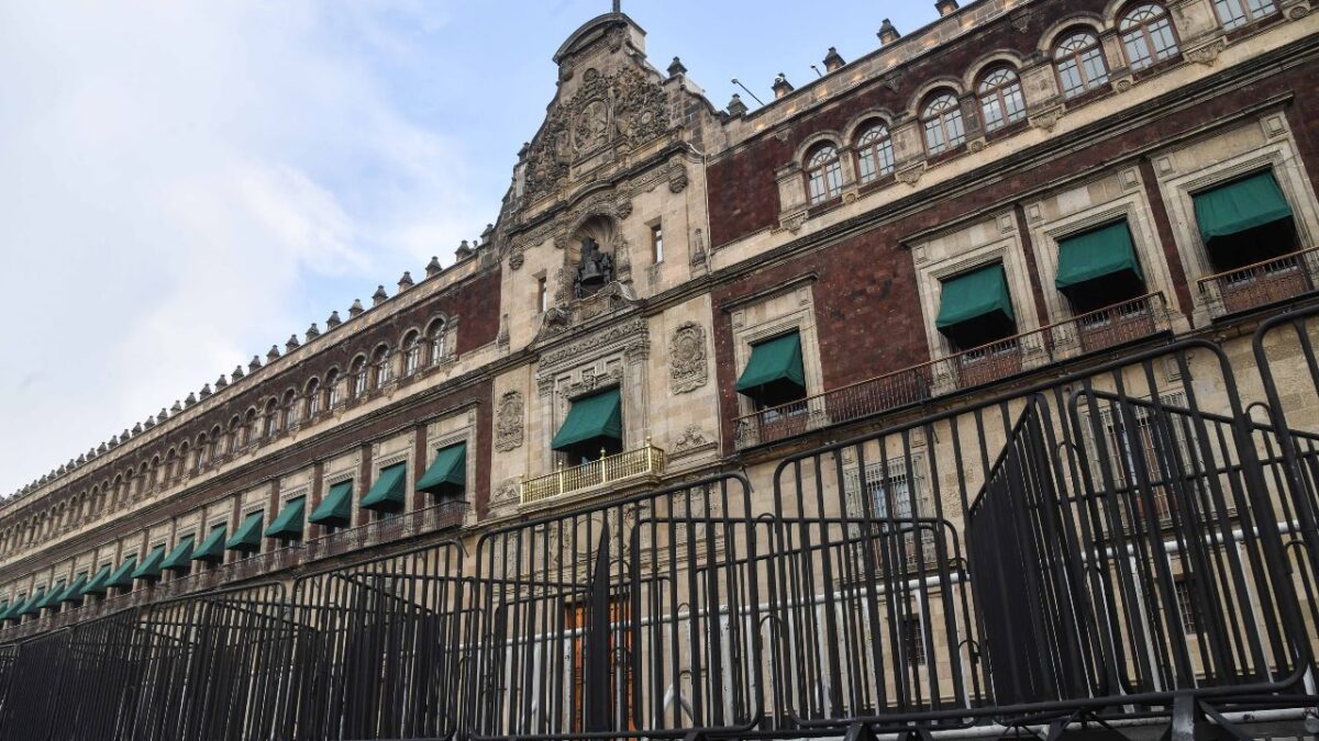 A pesar de que por ley ya está prohibida la subcontratación, en Palacio Nacional continúa este tipo de relación laboral, principalmente en los servicios de limpieza de la sede presidencial