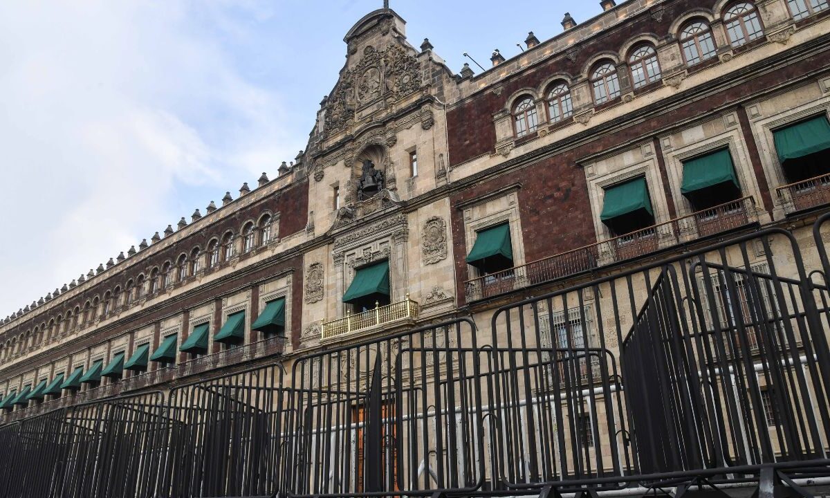 A pesar de que por ley ya está prohibida la subcontratación, en Palacio Nacional continúa este tipo de relación laboral, principalmente en los servicios de limpieza de la sede presidencial