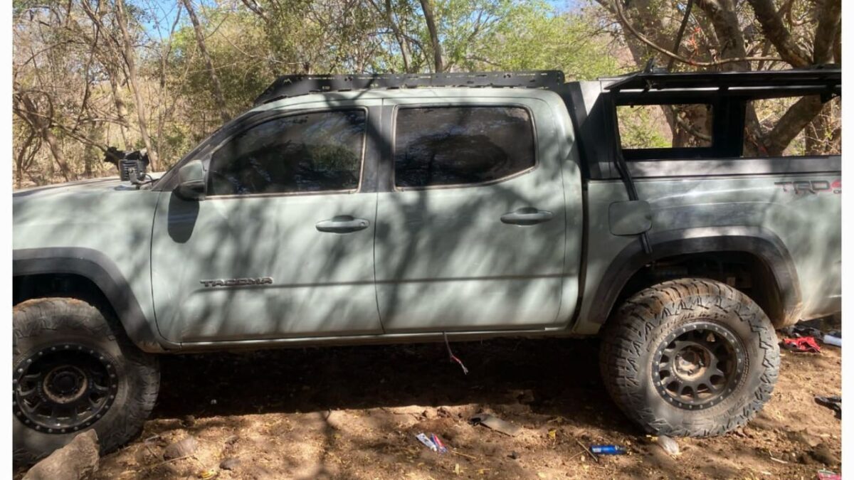 En Sinaloa, Gobierno asegura arsenal y una camioneta tipo Marina