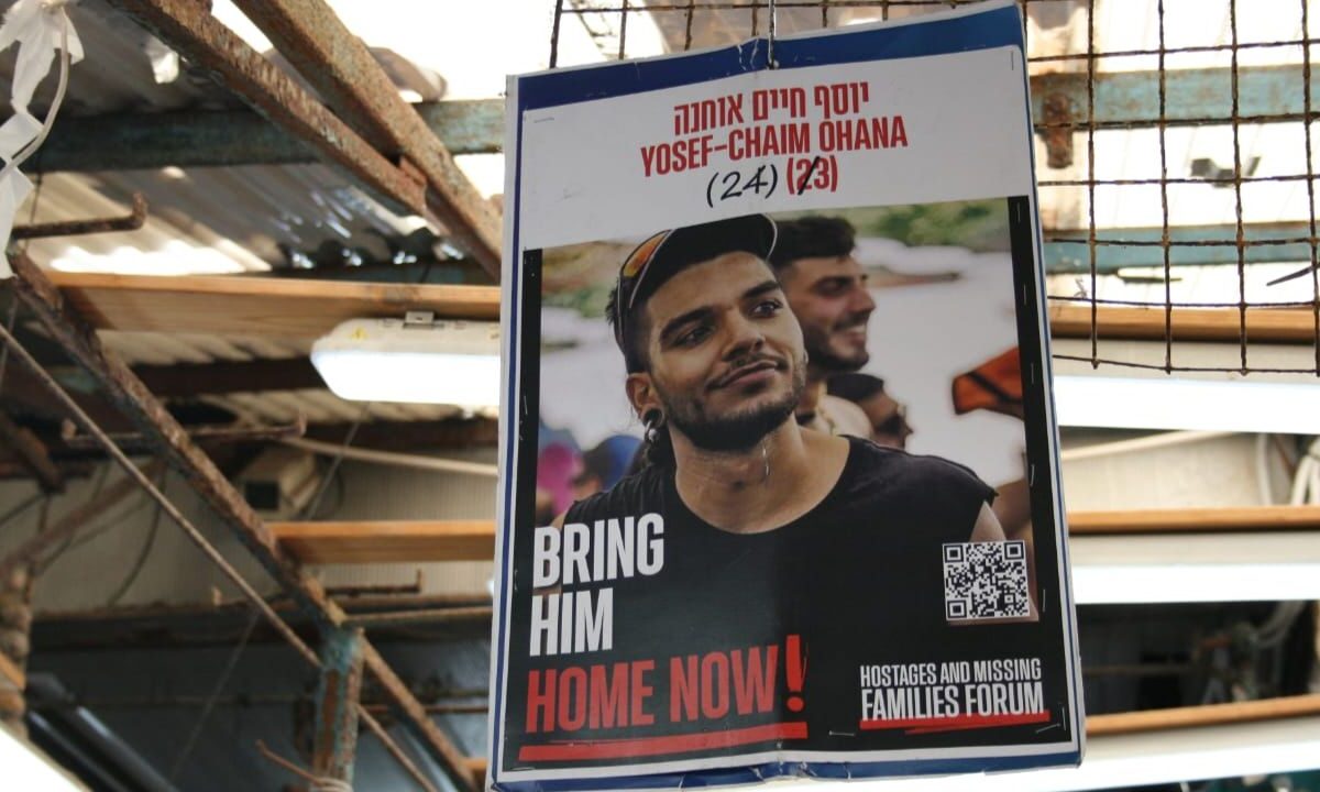 Lo que predomina en el paisaje urbano de Tel Aviv son los rostros de los 59 rehenes que siguen cautivos en Gaza desde el ataque de Hamás.