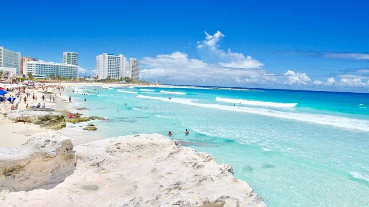 Guardavidas de Protección Civil localizaron el cuerpo del turista desparecido pasado domingo entre el oleaje de Playa Chac Mool de Cancún.