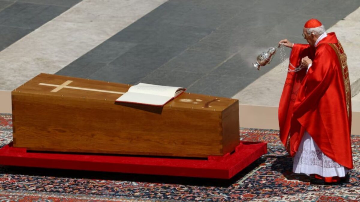 Entierran los restos del papa Francisco en Roma