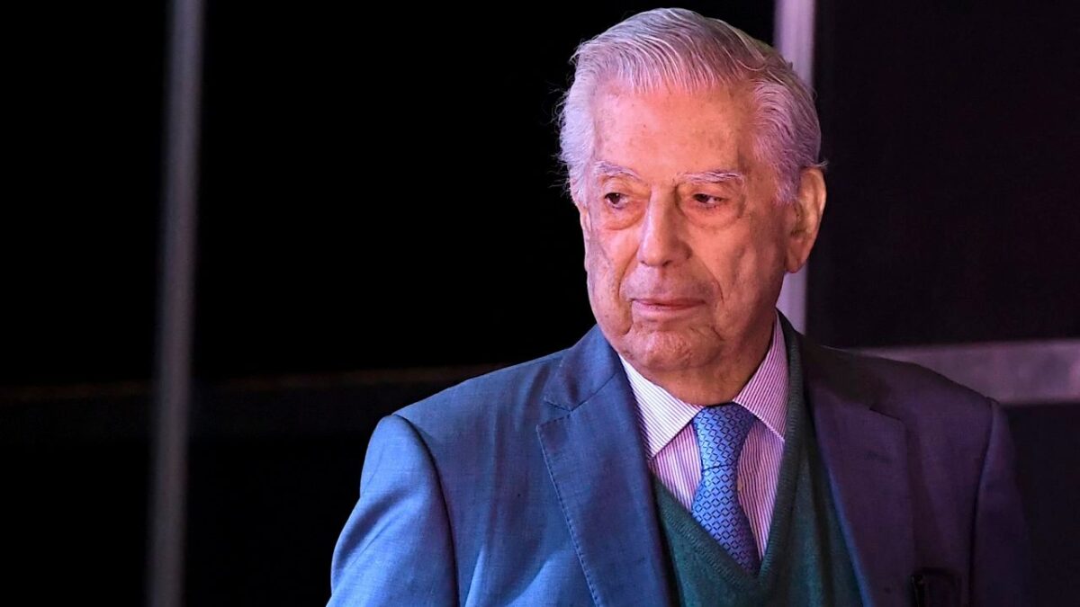 España concede alta condecoración póstuma a Mario Vargas Llosa