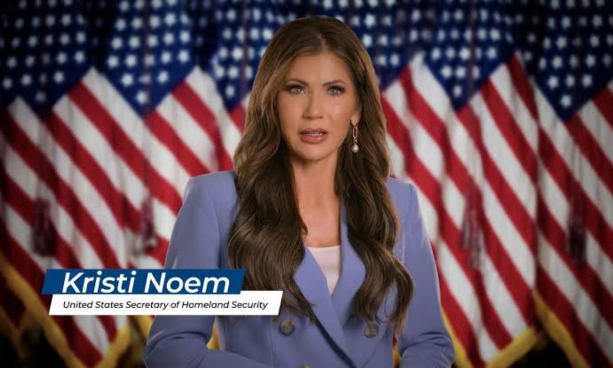 Estados Unidos transmite, en televisión abierta de México y en horario estelar, campaña contra migrantes con la imagen de Kristi Noem.